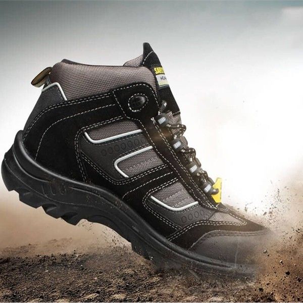 Vì sao nên dùng giày bảo hộ trong ngành công nghiệp nặng