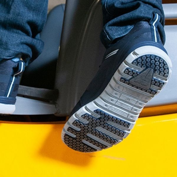 Đế giày Cao su pha PU của giày Safety Jogger Ligero S1P giúp giảm chấn, giảm sóc