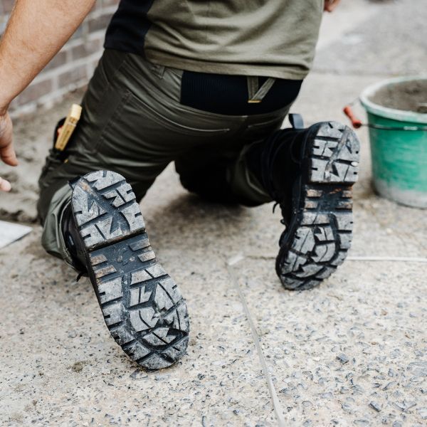 Đế giày chất lượng cao, bền bỉ, ít mài mòn thì sẽ đảm bảo an toàn hơn