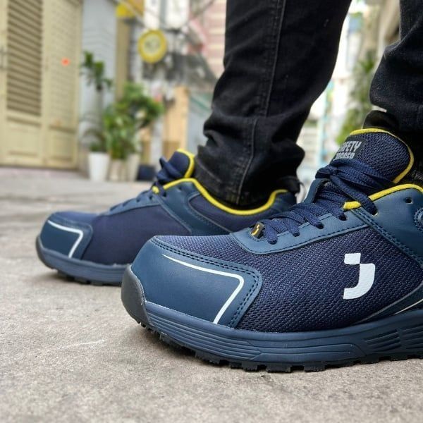 Giày bảo hộ Jogger AAK S1P được làm từ vải mesh và da tổng hợp