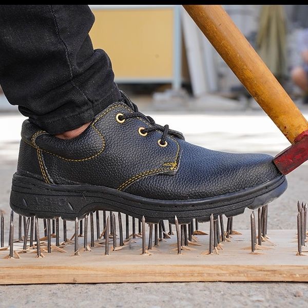 Ứng Dụng Của Giày Bảo Hộ Trong Các Ngành Nghề Khác Nhau