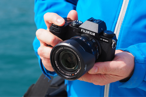 Fujifilm X-S20 có thiết kế nhỏ gọn và hiện đại.