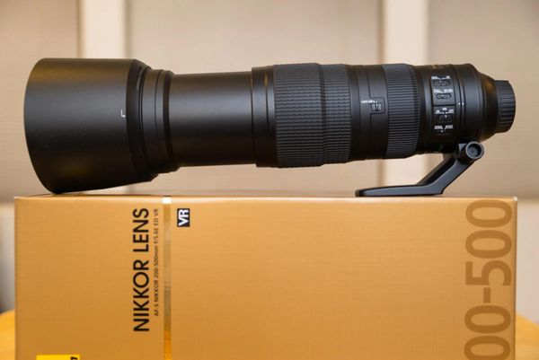 Nikon AF-S NIKKOR 200-500mm f/5.6E ED VR với khả năng chống rung và zoom vượt trội.