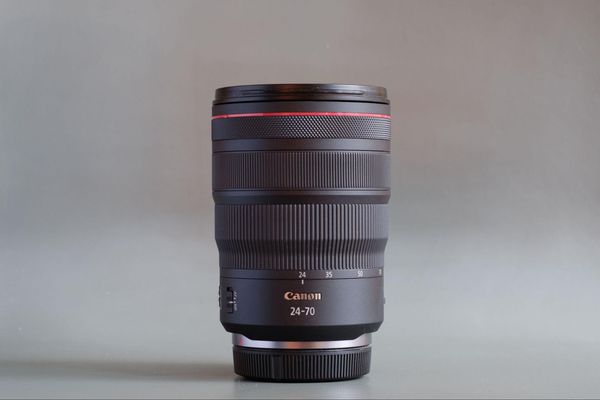 Lens Canon EF 24-70mm f/2.8L II USM với khả năng thu phóng tốt