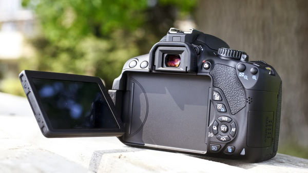 Canon EOS 650D với dáng vẻ chắc chắn, cầm nắm thoải mái.