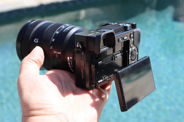 Sony A6100 là máy ảnh phù hợp dành cho người bắt đầu.