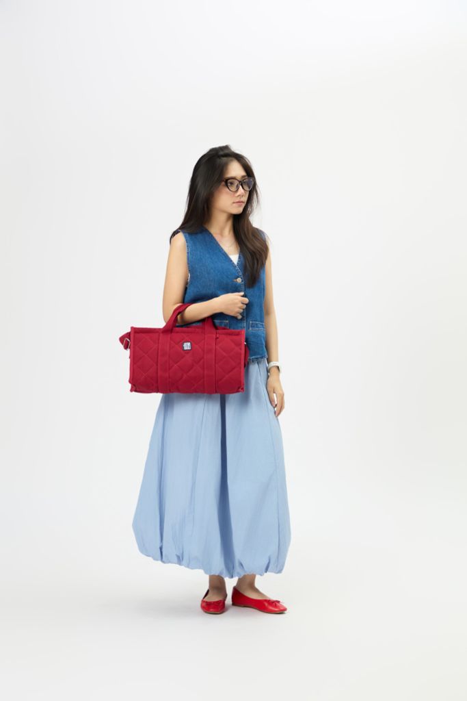 3-hay-chon-phu-kien-gam-mau-nong-nhu-tui-canvas-do-de-lam-noi-bat-trang-phuc-cua-ban