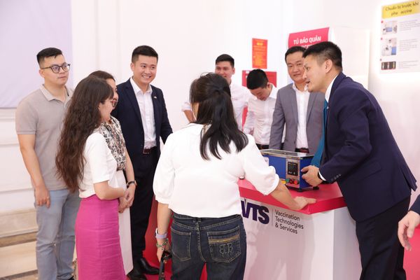 Khách hàng trải nghiệm dịch vụ tại sự kiện ở Hà Nội