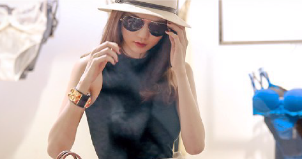 NGỌC TRINH KHOE VẺ QUYẾN RŨ KHI MUA SẮM NỘI Y LA PERLA