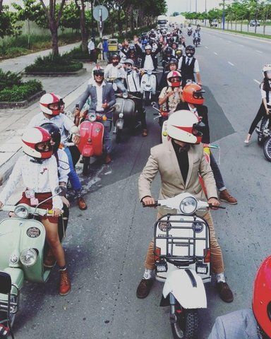 Nguyên dàn mặc chất, cưỡi vespa cổ gây sốt trên phố Sài Gòn