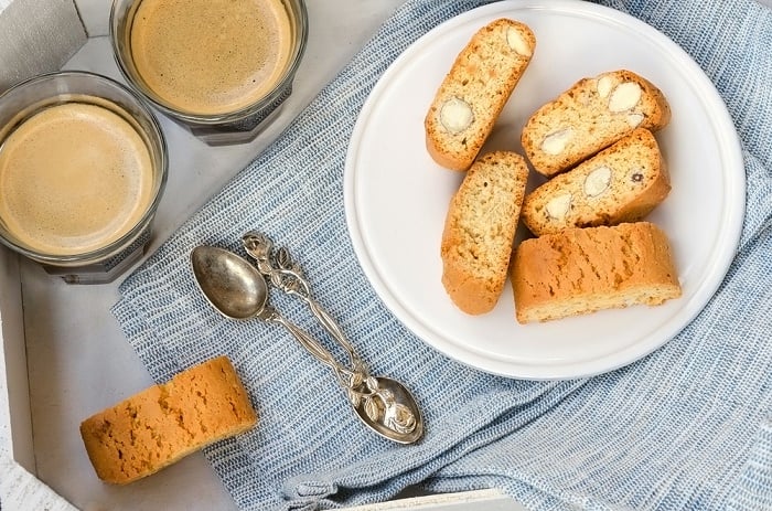 Thêm một tách cafe nóng là bạn đã có thể thưởng thức trọn vị của chiếc bánh biscotti hấp dẫn rồi đấy
