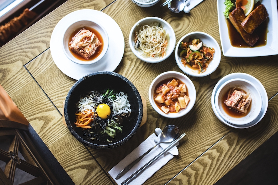 Sử dụng các gia vị đặc trưng trong cách nấu cơm trộn Hàn Quốc