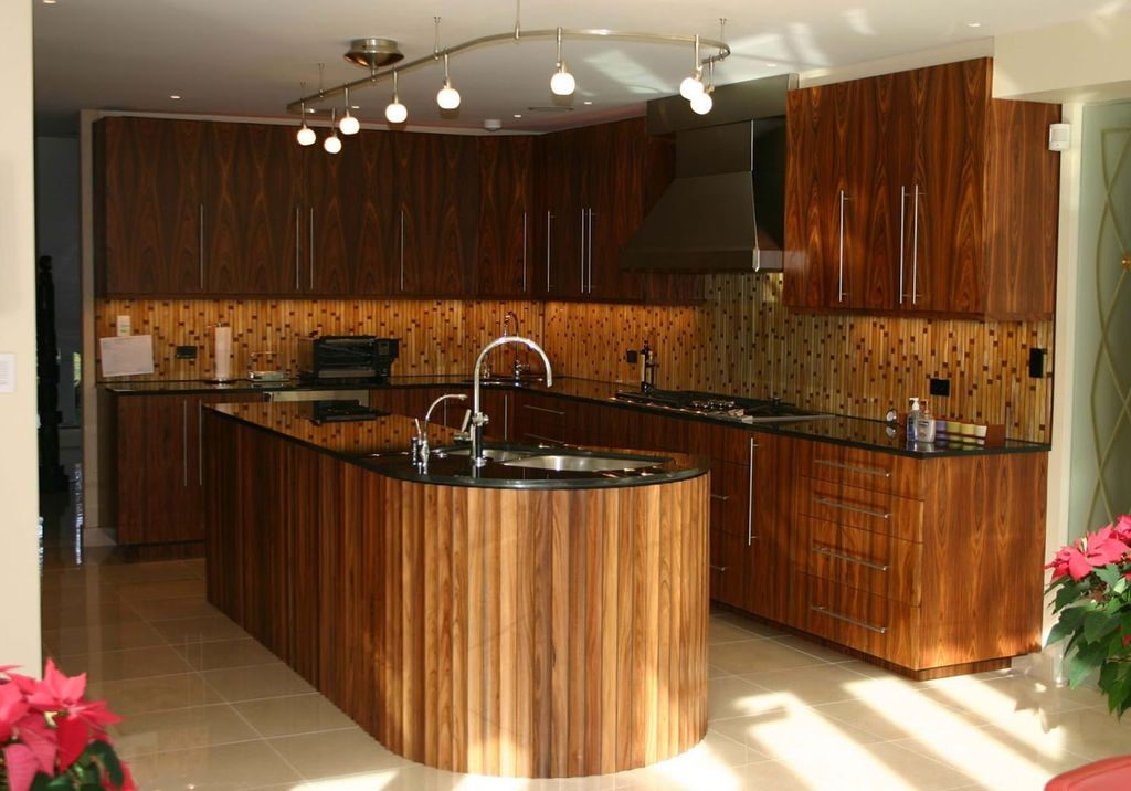 Tủ bếp gỗ cẩm lai hình chữ L kèm đảo bếp