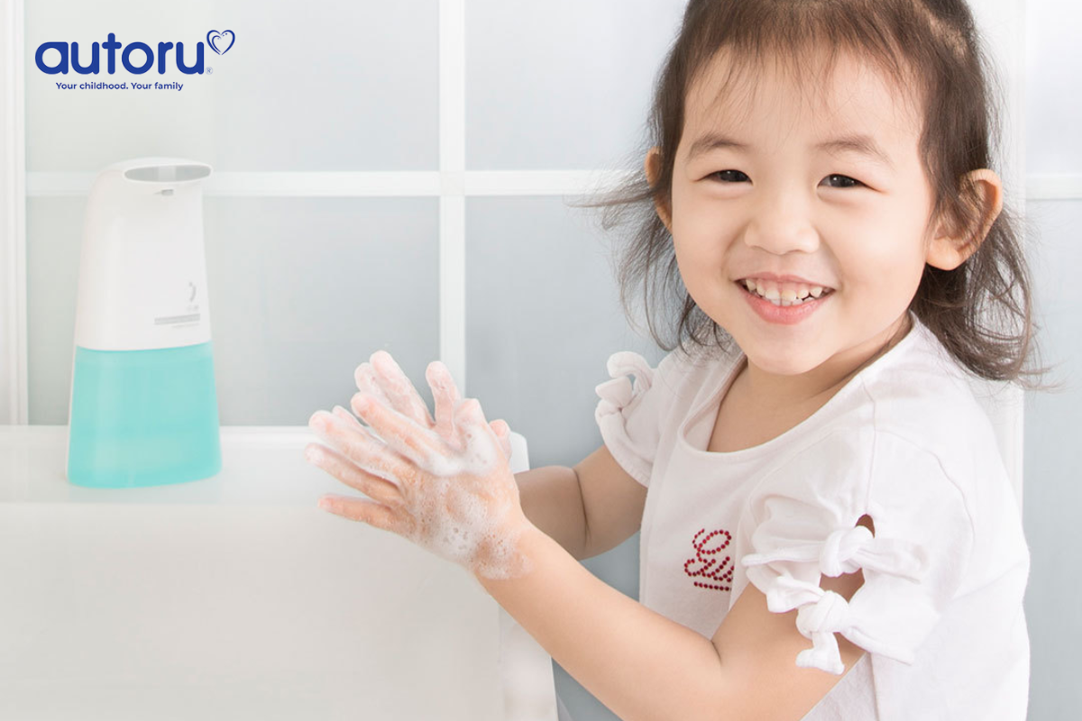 Phụ huynh nên tập cho bé thói quen rửa tay thường xuyên, trước và sau khi ăn