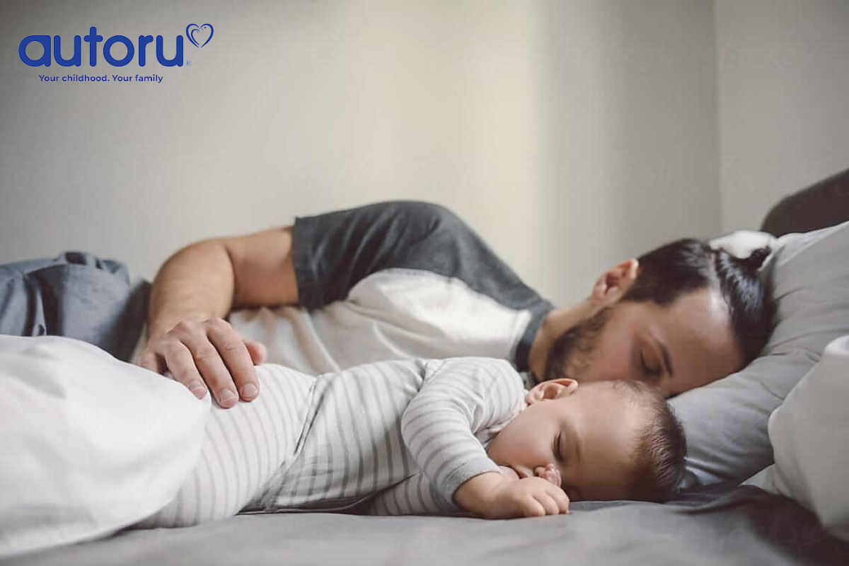 Cha mẹ mệt mỏi, ngủ sâu giấc và không ý thức được hành động của bản thân trong lúc ngủ cũng có thể không an toàn cho bé