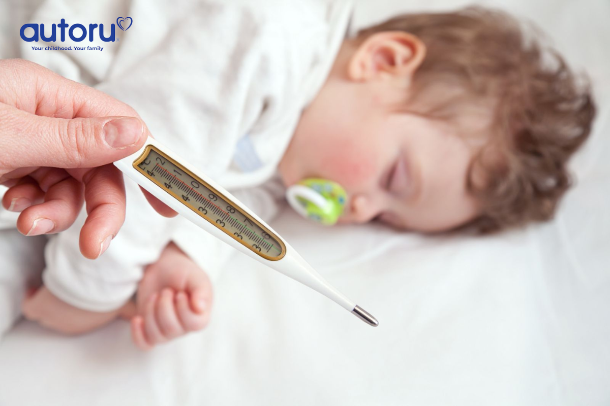Triệu chứng thường gặp ở trẻ bị sốt phát ban là sốt cao, nhiệt độ cơ thể có thể lên 39 - 39,5 độ C