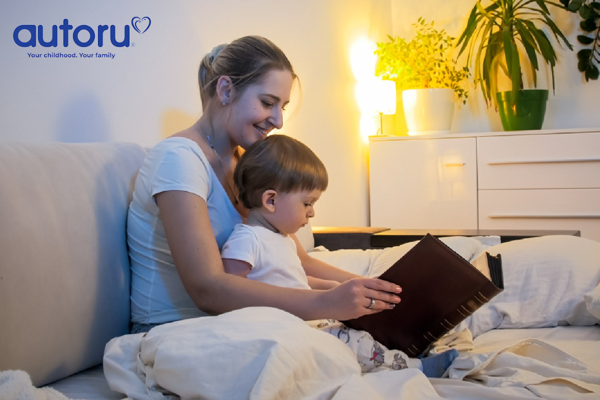 Đọc truyện trước khi ngủ là dấu hiện giúp bé nhận biết giờ ngủ đã đến và tạo thành thói quen ngủ đúng giờ