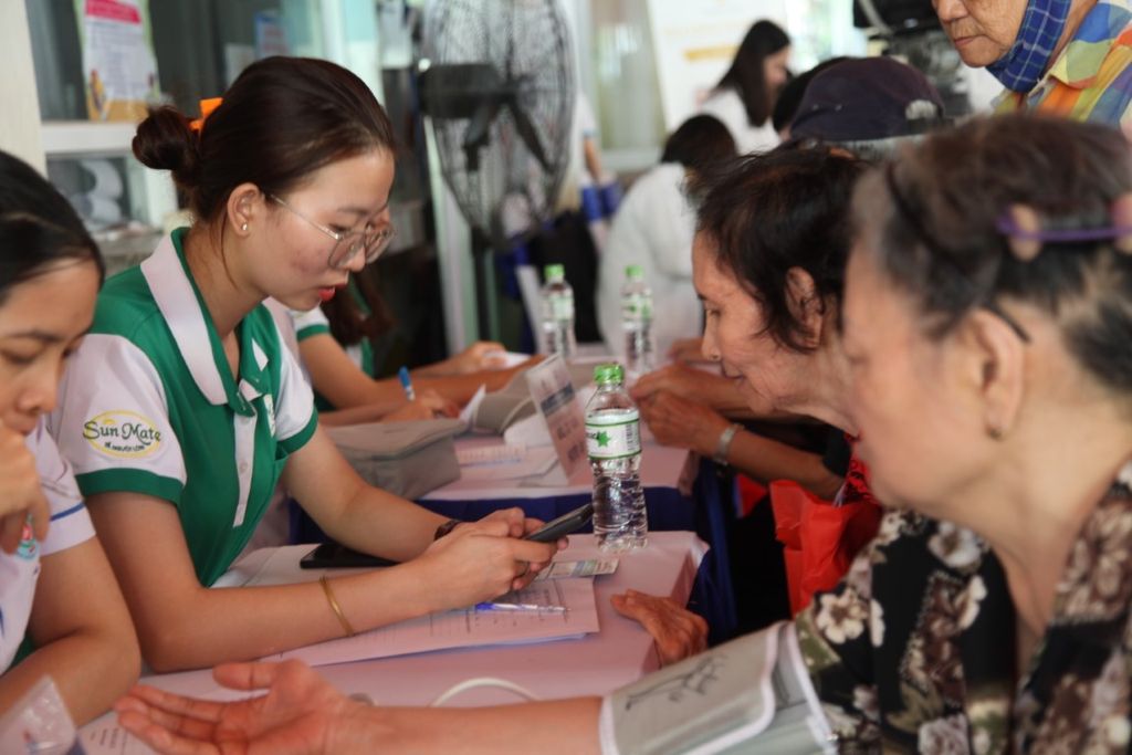 SUNMATE CHĂM SÓC NGƯỜI LỚN TUỔI TẠI NGÀY HỘI NGƯỜI CAO TUỔI