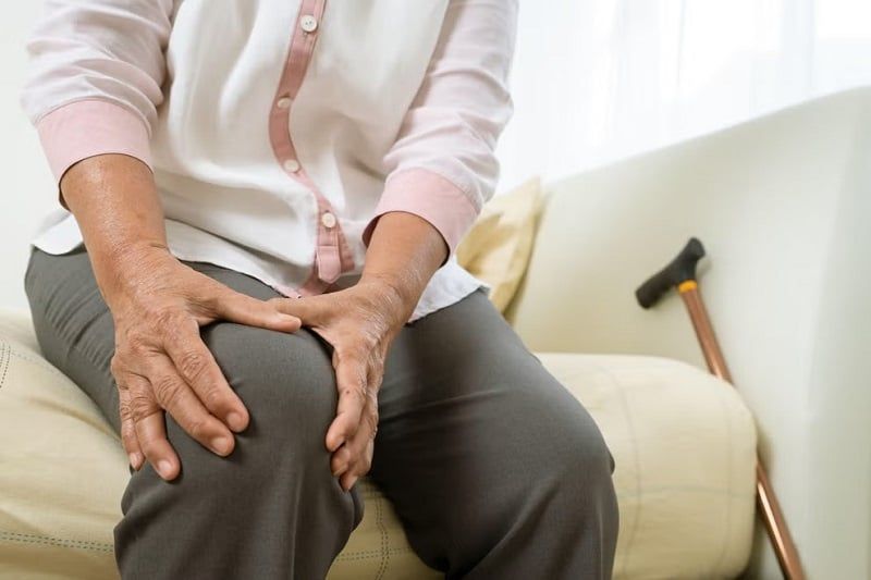 Đau nhức bàn chân và đầu gối - Nỗi ám ảnh của người lớn tuổi