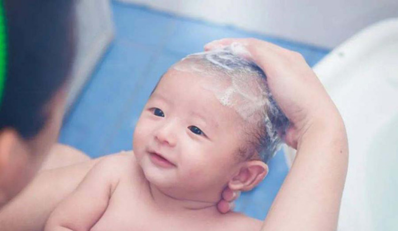 Bé 3 tuổi bị thương nặng sau khi tắm: 7 quy tắc cha mẹ cần ghi nhớ khi tắm cho trẻ vào mùa đông