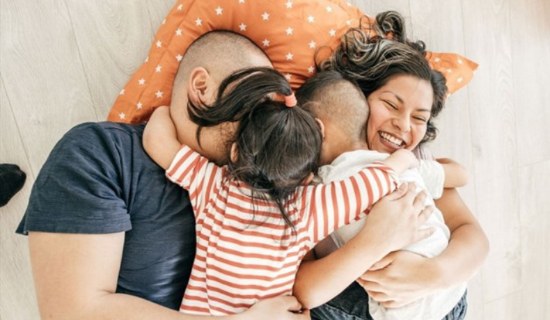 8 lợi ích tuyệt vời khi cha mẹ ôm con thường xuyên