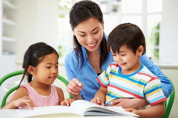 Chuẩn bị dụng cụ học tập cho bé bước vào năm học mới