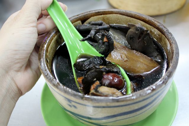 Lợi ích của món gà ác tiềm thuốc bắc đối với sức khỏe