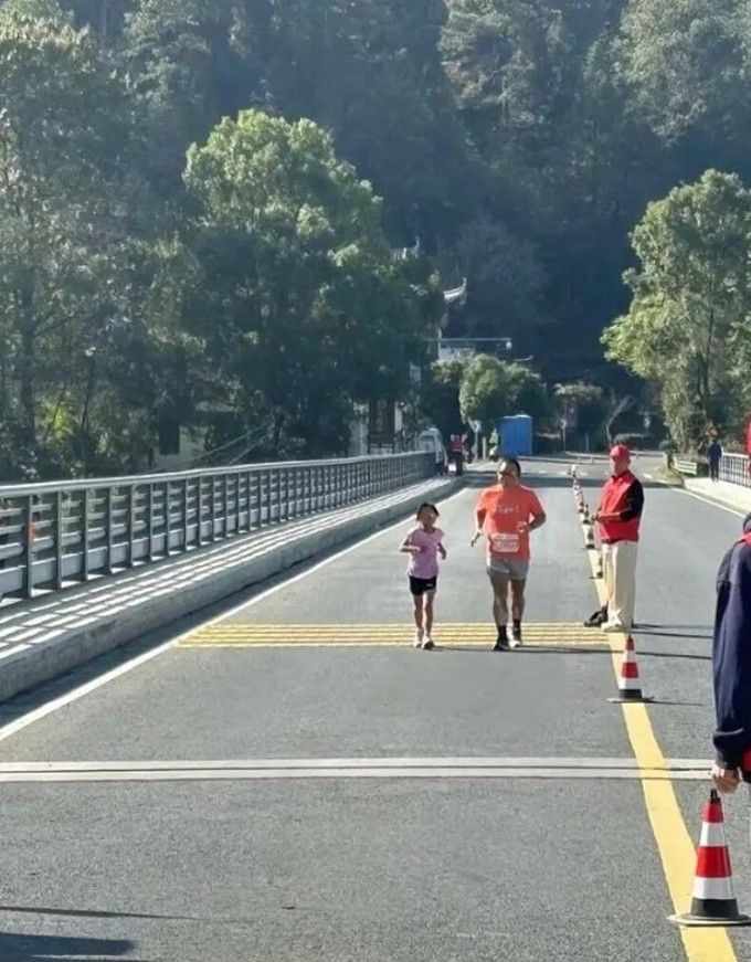 Runner bị cấm tham gia giải chạy vì để con gái 9 tuổi chạy hộ