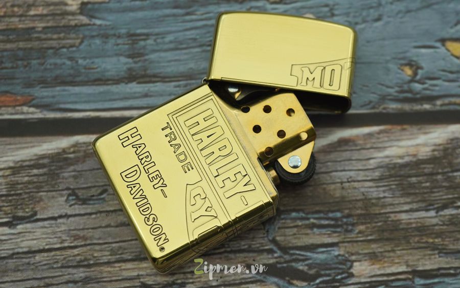 Ảnh buồng đốt Zippo khi mở nắp