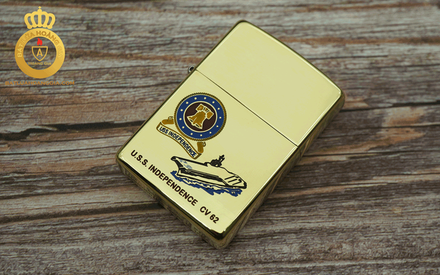 Mặt trước chiếc Zippo chủ đề tàu uss cv62