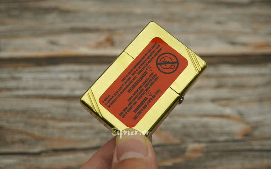 Mặt sau Zippo tái bản 1937 trơn bóng