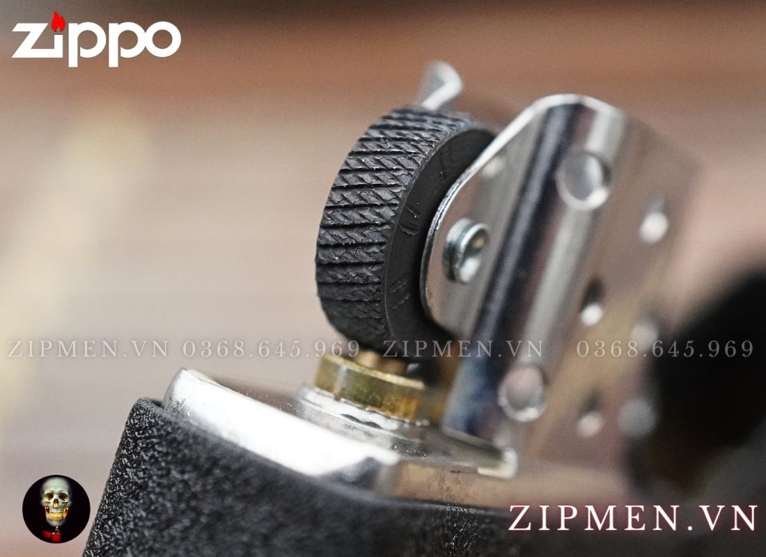 Bật lửa Zippo USA khắc cá chép màu đen