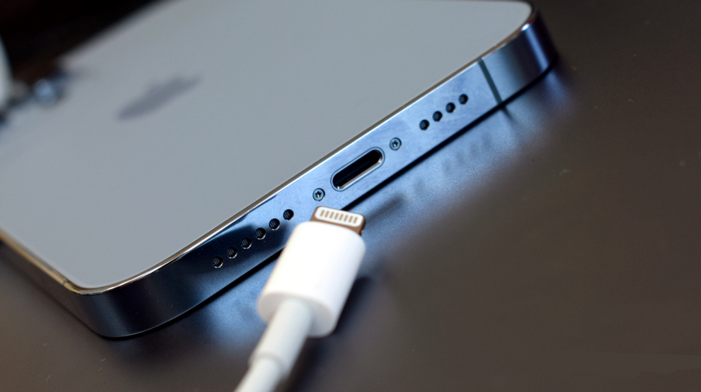 iPhone 14 vẫn sẽ trang bị cổng Lightning, nhưng có tốc độ truyền tải nhanh hơn, hỗ trợ USB 3.0