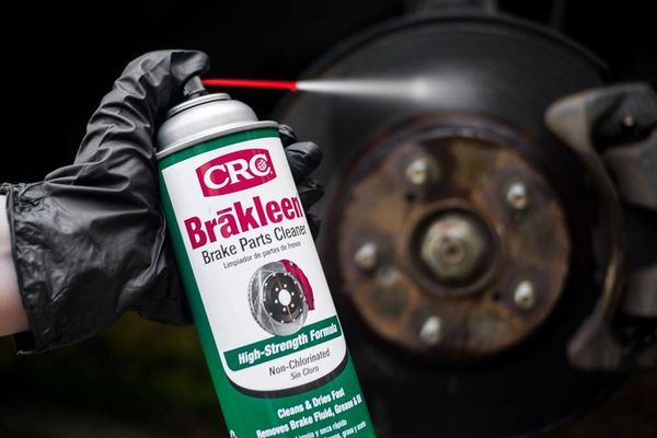 Làm sạch các bộ phận phanh với CRC Brakleen ® Cleans Parts