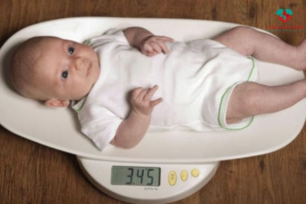 Phân biệt trẻ sơ sinh không tăng cân và chậm tăng cân