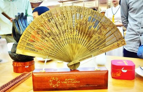 100 chiếc Quạt Trầm Hương dành tặng quan chức cao cấp APEC 2017