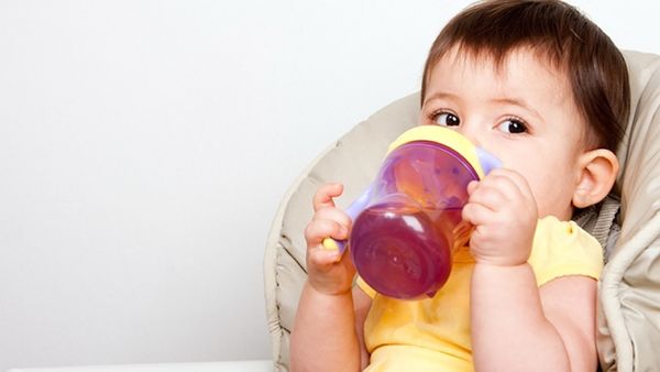 Rèn tự cầm bình bý, tự ăn, uống ly và ống hút