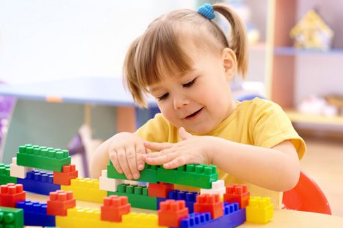 Những điểm quan trọng về trò chơi trí tuệ cho trẻ trong giai đoạn trẻ từ 1,5 - 2 tuổi