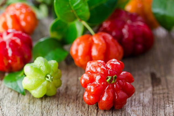 Mê tít những trái anh đào 8 múi đen thẫm cực lạ