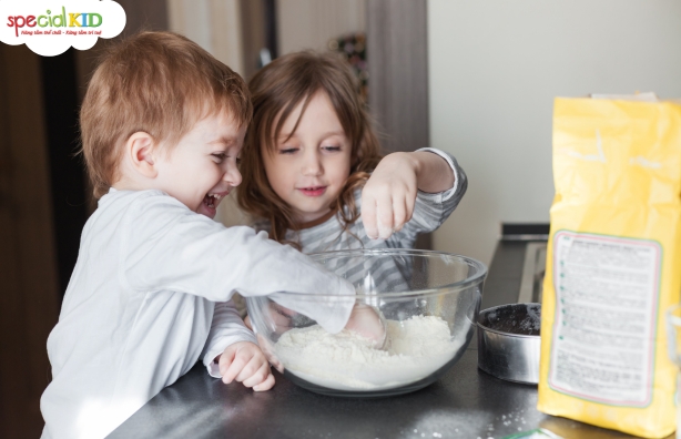 Ba mẹ có thể nấu ăn cùng trẻ để gắn kết tình cảm | Special Kid