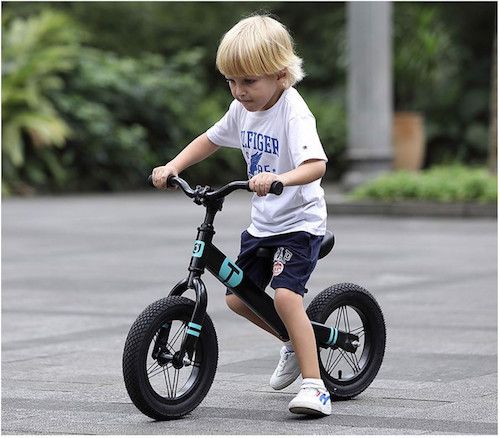 bé tập xe đạp