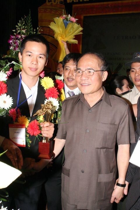 CEO NGUYỄN NGUYÊN BẢO THẮNG chụp hình cùng Nguyên Chủ Tịch Quốc Hội, Phó Thủ Tướng Nguyễn Sinh Hùng