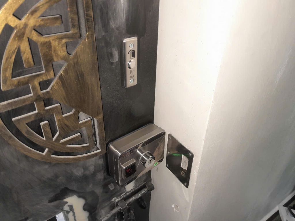 Thi công khóa cổng vân tay inox HPS- SLPLUS cho khu trọ của anh Hùng