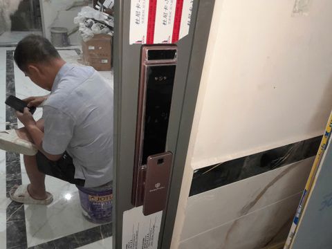 Lắp khóa vân tay nhận diện khuôn mặt HPS-P88 FACE cho gia đình anh Minh – Quận 7