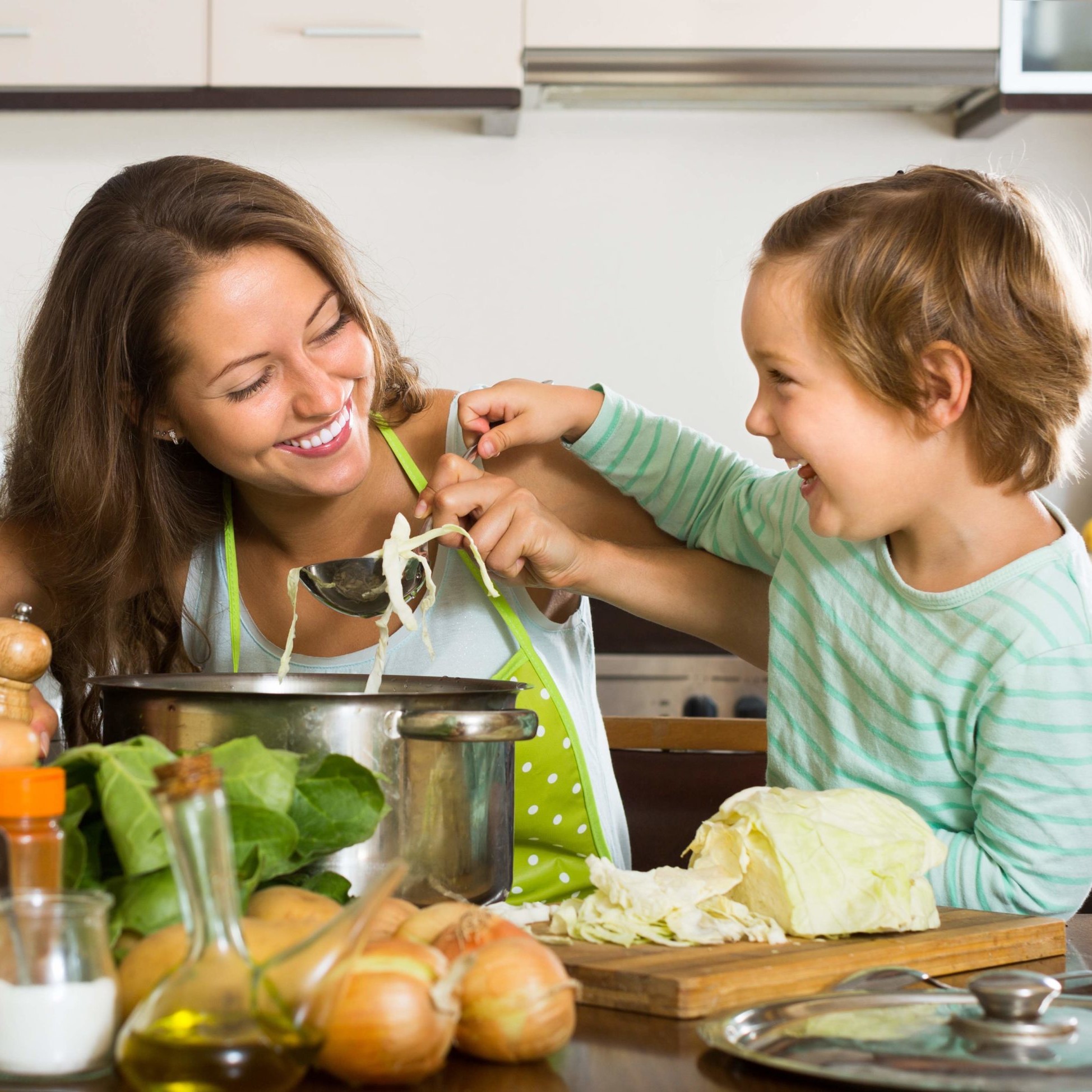 6 lý do nên cho trẻ vào bếp nấu ăn cùng mẹ