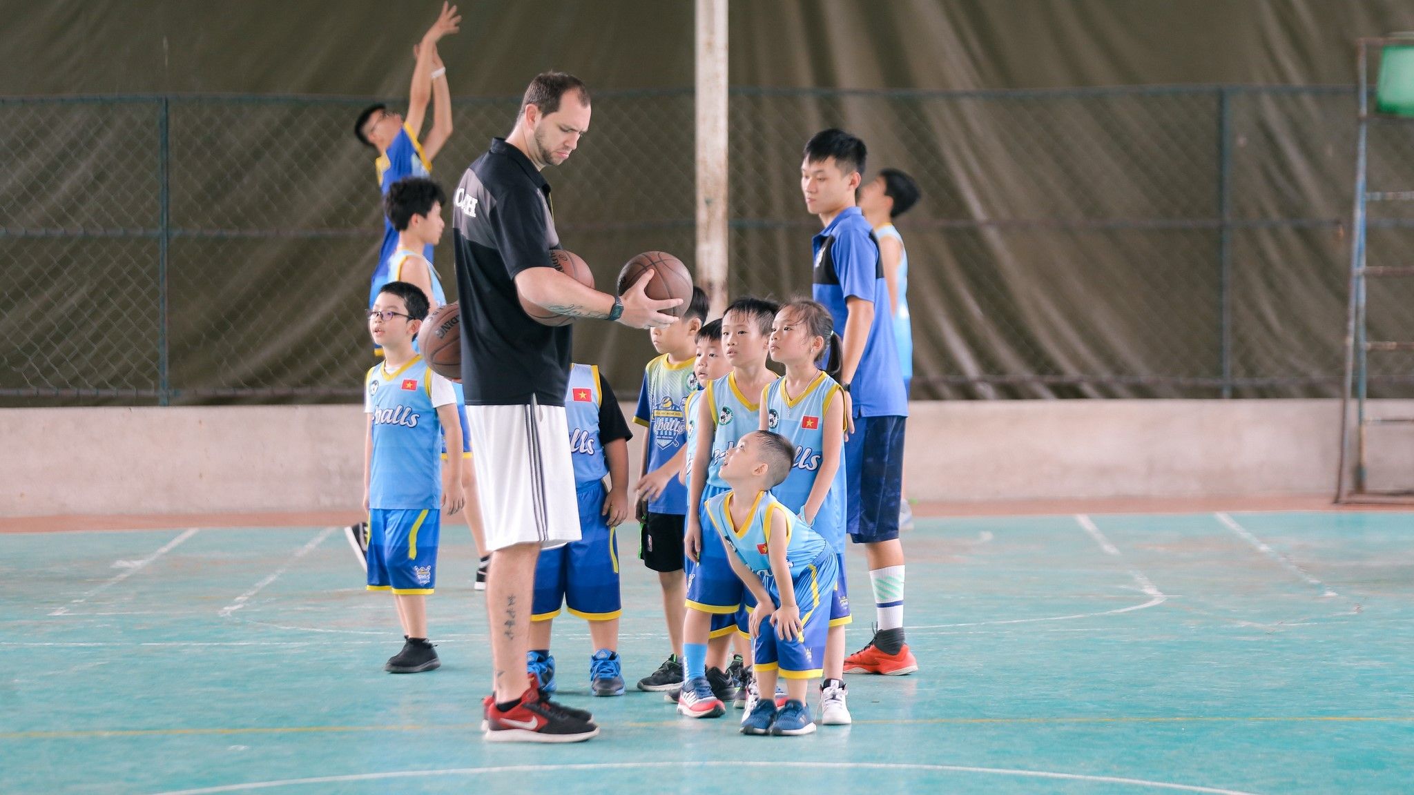 lớp học bóng rổ cơ bản dành cho trẻ em