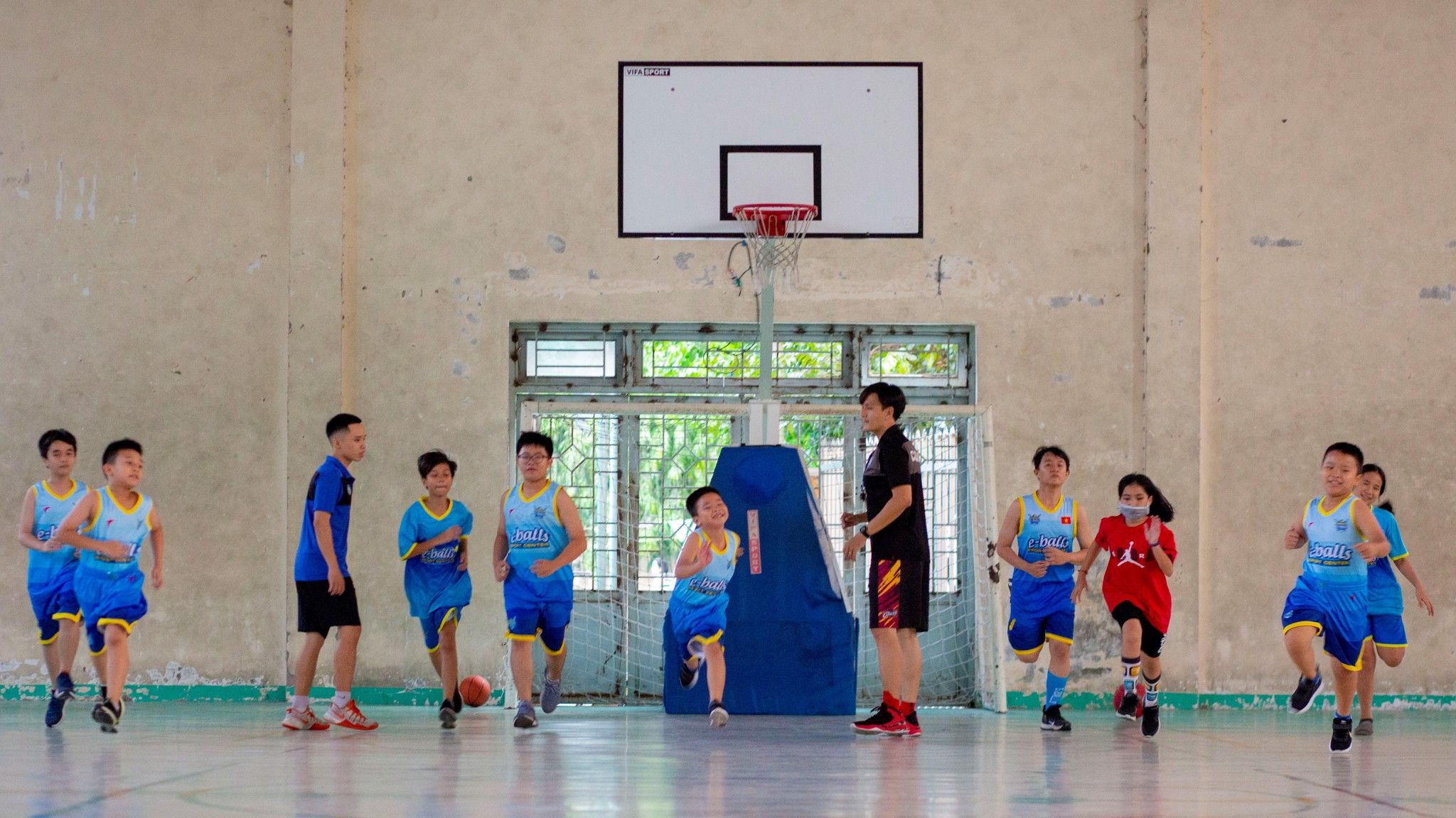 lớp bóng rổ dành cho trẻ em