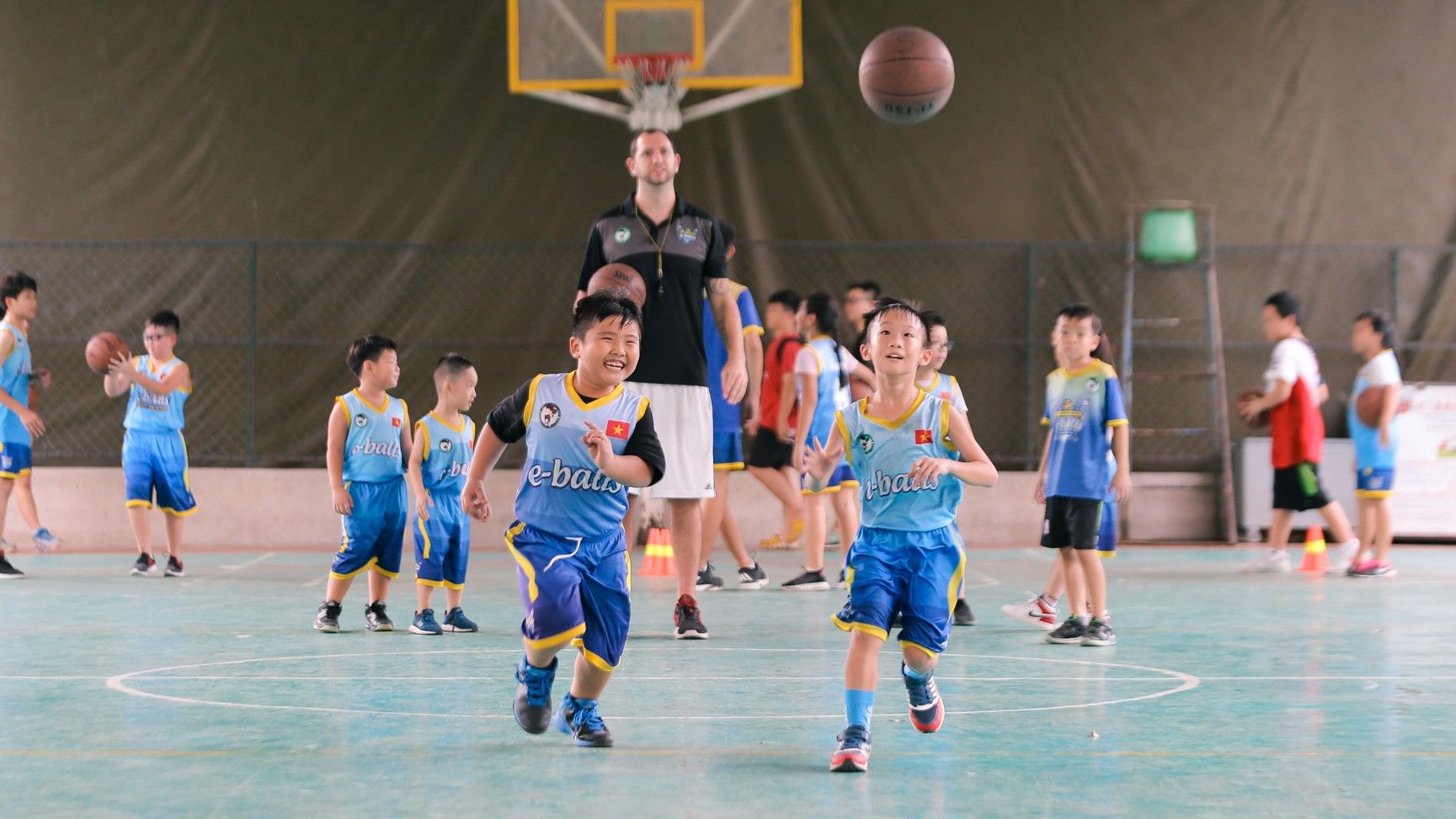 lớp học bóng rổ trẻ em suy dinh dưỡng