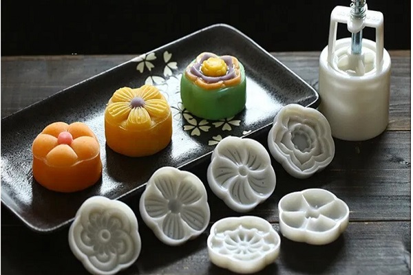 Làm bánh Trung Thu với khuôn hoa văn
