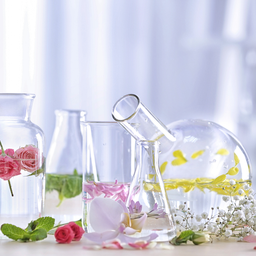 Nguyên liệu thơm mới: Một chặng đường khó khăn dài từ phòng nghiên cứu đến chai nước hoa thành phẩm